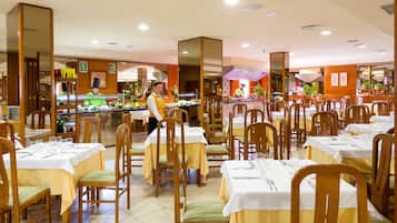 Sarapan prasmanan setiap hari (EUR 10 per orang)