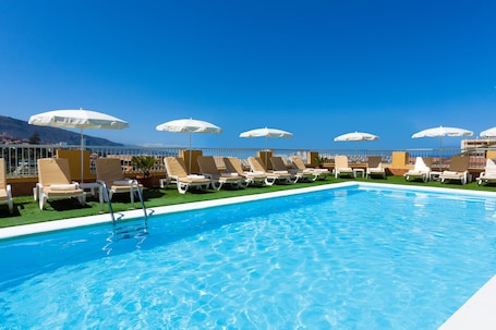 室外游泳池,10:00 至 18:00 开放,池畔遮阳伞,日光浴躺椅
