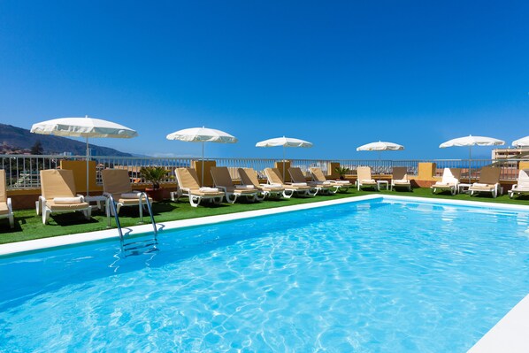 Ulkouima-allas avoinna 10.00–18.00, aurinkovarjoja, aurinkotuoleja