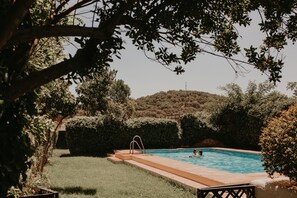 Piscina all'aperto, con ingresso dalle 11:00 alle 20:00, lettini