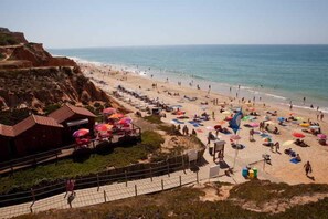 Am Strand, weißer Sandstrand, Liegestühle, Sonnenschirme
