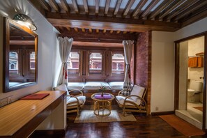 ตู้นิรภัยในห้องพัก, โต๊ะทำงาน, เตารีด/โต๊ะรีดผ้า, Wi-Fi ฟรี