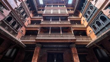 Un edificio de varios pisos con detalles de ladrillo y balcones.