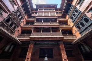 Un edificio de varios pisos con detalles de ladrillo y balcones.
