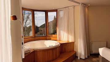 Junior Studio Suite | Jetted bathtub
