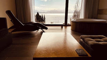 Deluxe Studio Suite | Premium bedding, down comforters, pillowtop beds, minibar. Design Suites Bariloche
