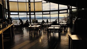 Petit déjeuner, déjeuner et dîner servis sur place