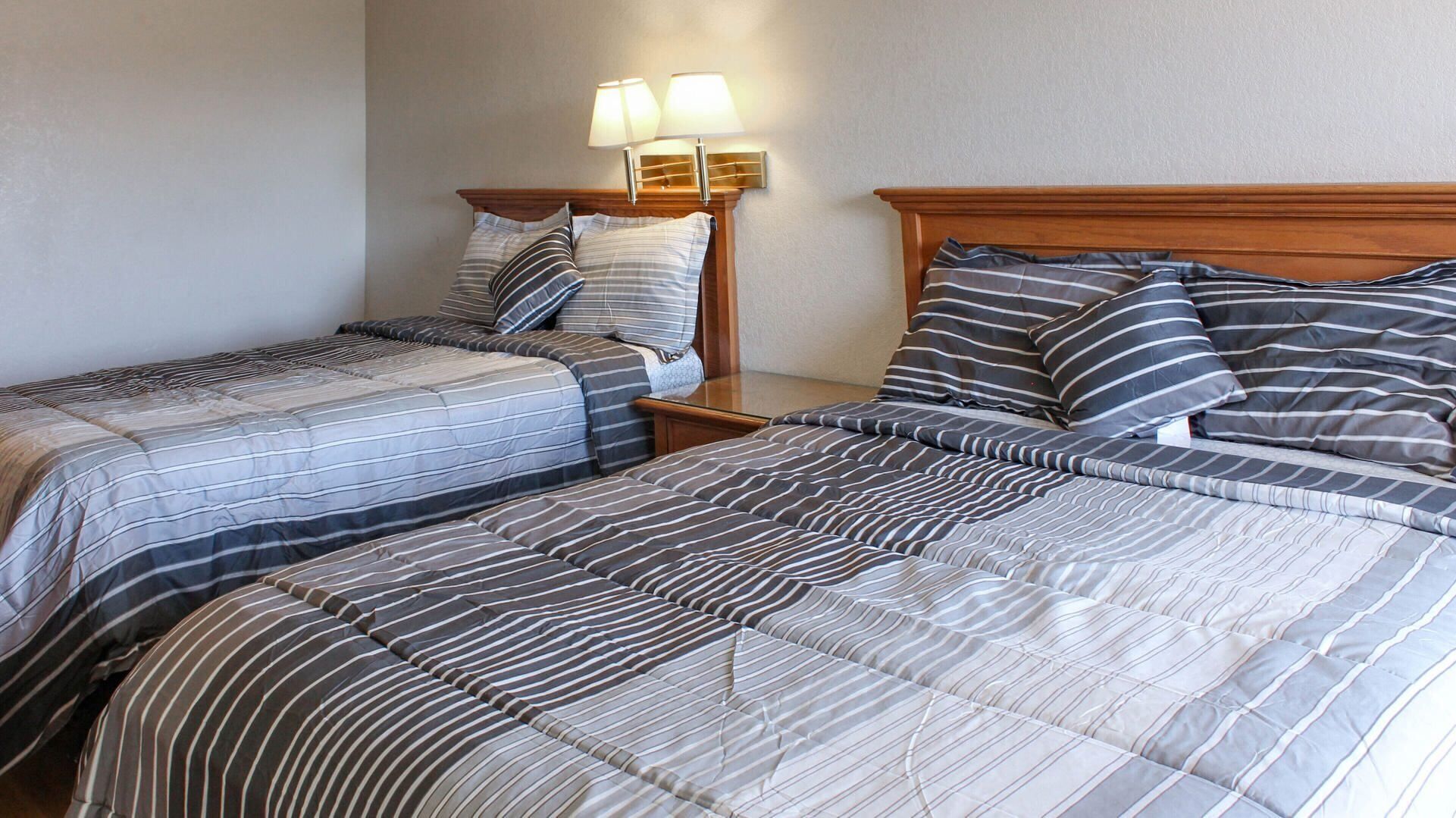 Tabla de planchar con plancha y ropa de cama 