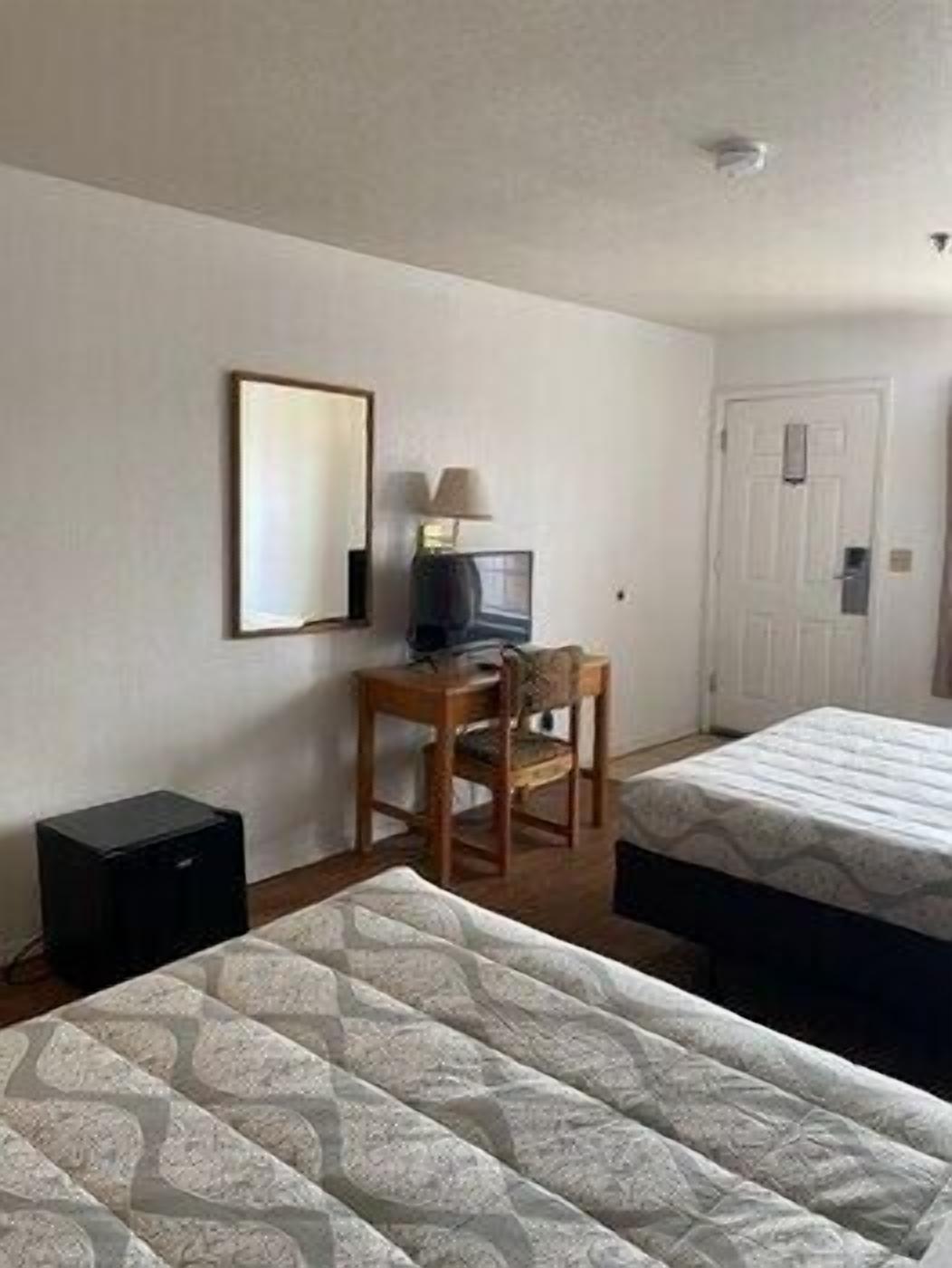 Iron/ironing board, bed sheets