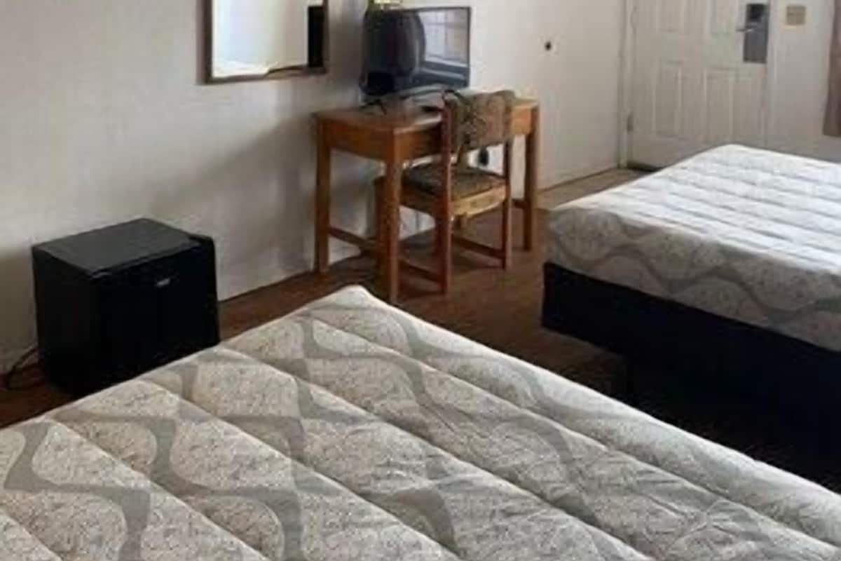 Iron/ironing board, bed sheets