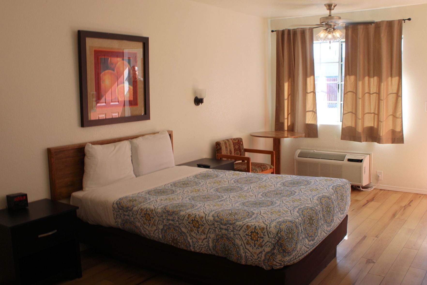 Tabla de planchar con plancha y ropa de cama 