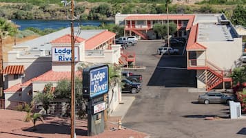 Vista frontal de la propiedad