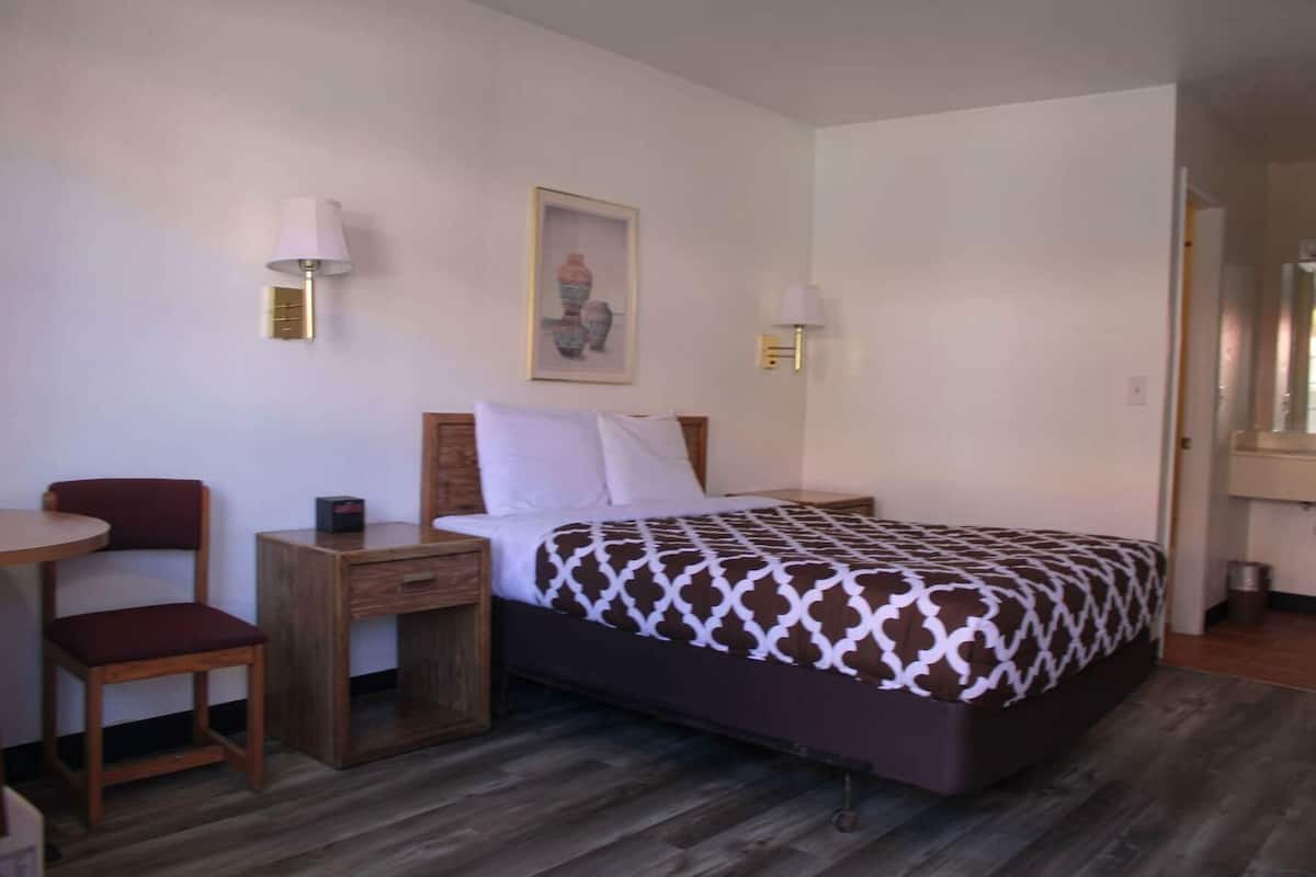 Iron/ironing board (on request), bed sheets