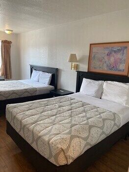 Tabla de planchar con plancha y ropa de cama 
