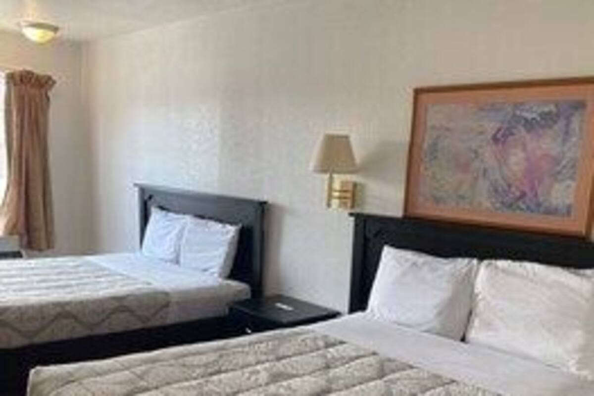 Tabla de planchar con plancha y ropa de cama