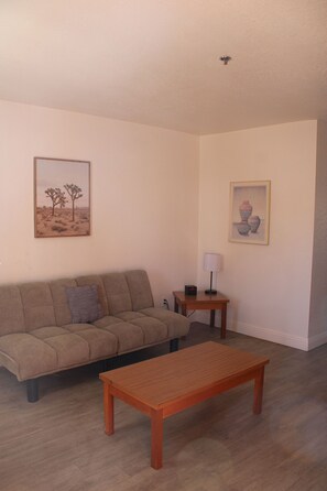 32-inch TV with cable channels - Lodge on the River (Bullhead City)