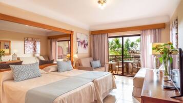 Minibar, coffres-forts dans les chambres, bureau, rideaux occultants