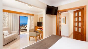Frigobar, cofres nos quartos, escrivaninha, cortinas blackout