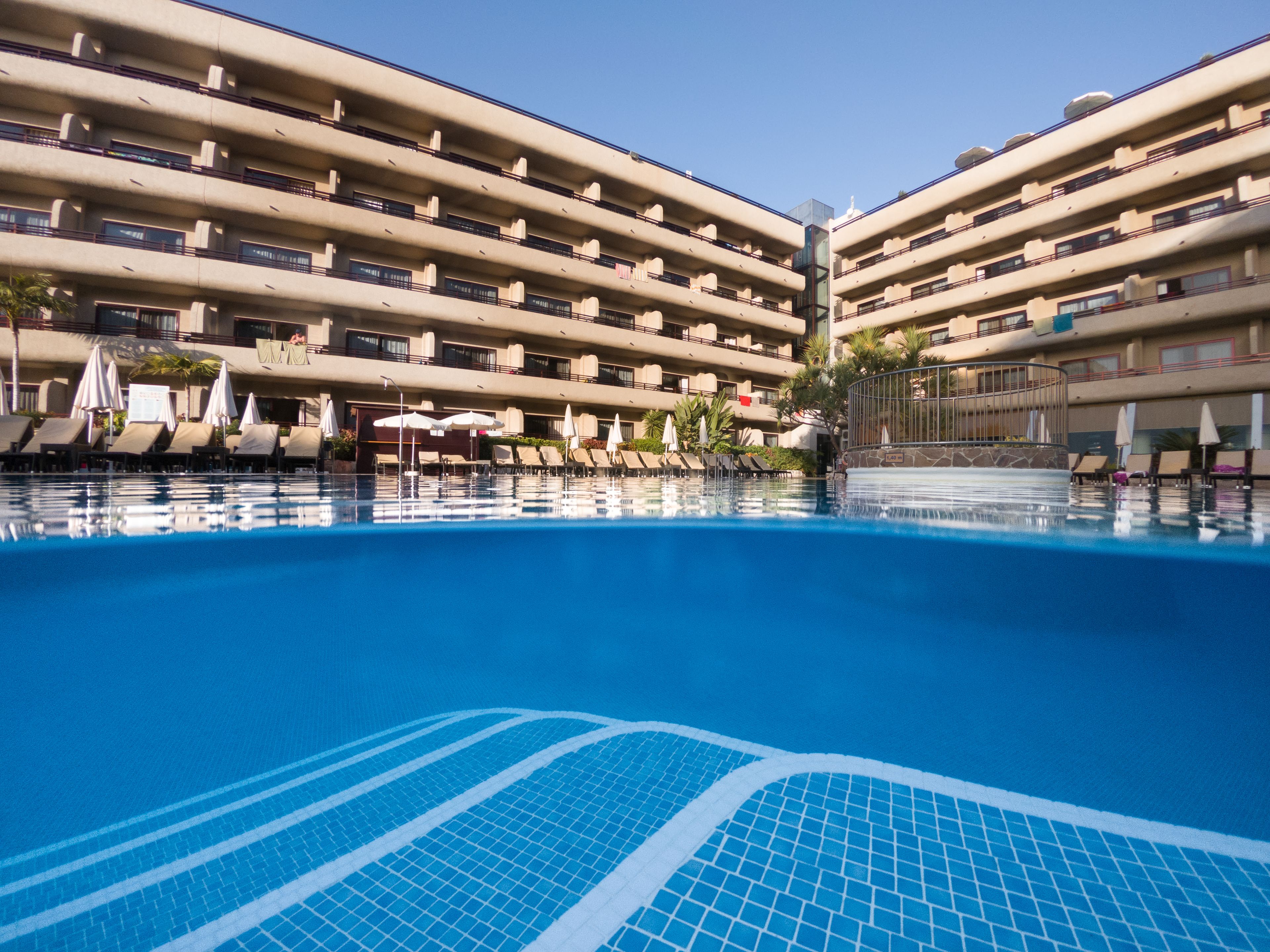 5 室外游泳池，10:00 至 18:00 开放，池畔遮阳伞，日光浴躺椅