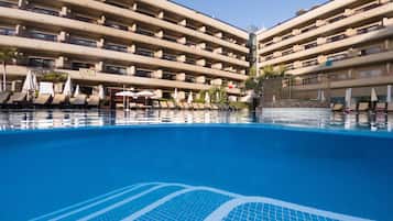 5 piscines extérieures, parasols de plage, chaises longues