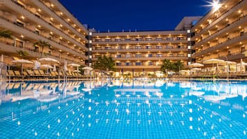 5 piscines extérieures, parasols de plage, chaises longues