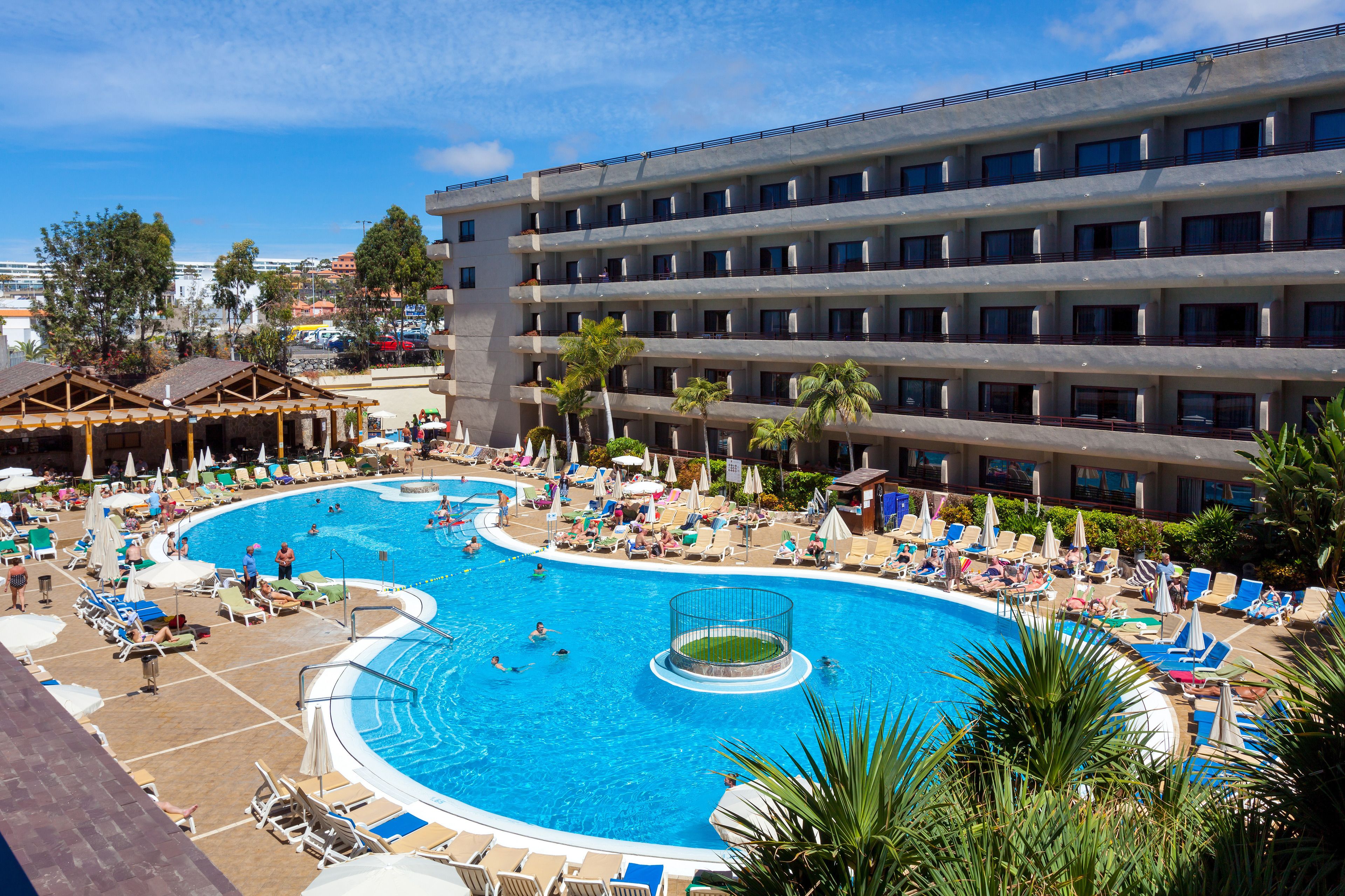 5 piscines extérieures, parasols de plage, chaises longues