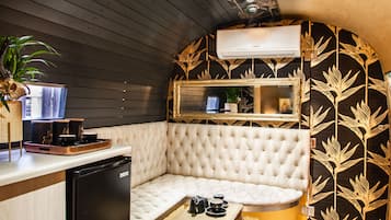 Airstream Trailer | 起居区 | 45-英寸纯平电视(配备有线频道)、电视、Netflix