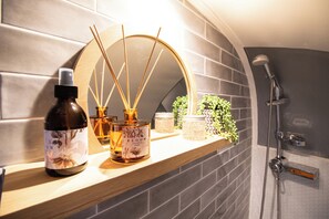 Airstream Trailer | Bathroom shower - Grand Daddy Boutique Hotel (Cape Town)