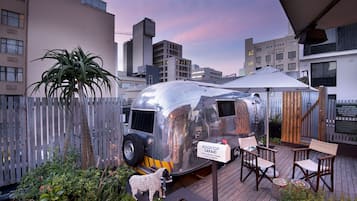 Airstream Trailer | 高档床上用品、迷你吧、客房内保险箱、办公桌