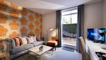 Grand Daddy Suite | Living area | 45-inch flat-screen TV with cable channels, TV, Netflix