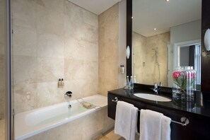 Quarto casal superluxo | Banheiro | Produtos de toalete grátis, secador de cabelo, toalhas de banho 
