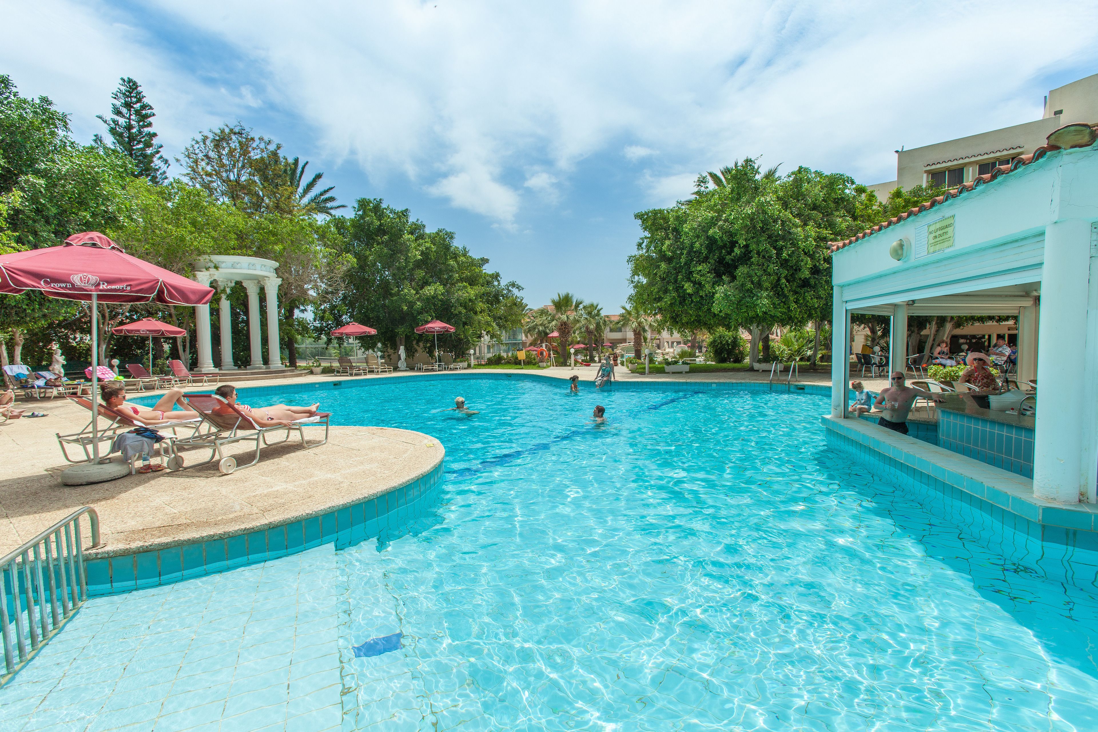 2 piscines extérieures, parasols de plage, chaises longues