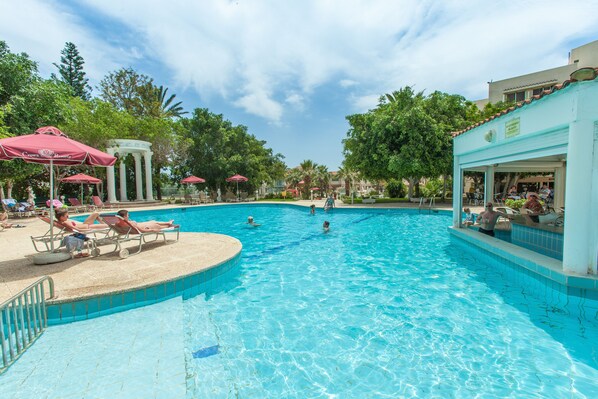 2 szabadtéri medence, nyitva 6:30 és 19:00 között, napernyők