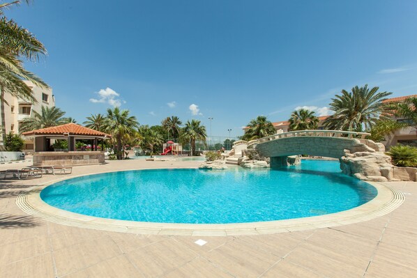 2 piscines a l'aire lliure (horari: 06:30-19:00), para-sols i gandules