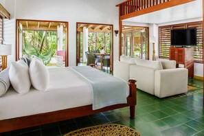 Suíte júnior, 1 quarto | Cofres nos quartos, ferros/tábuas de passar roupa, berços grátis