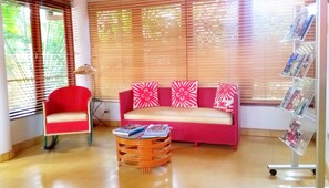 Área de estar no saguão