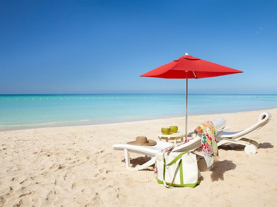 Privatstrand, weißer Sandstrand, Sonnenschirme, Strandtücher