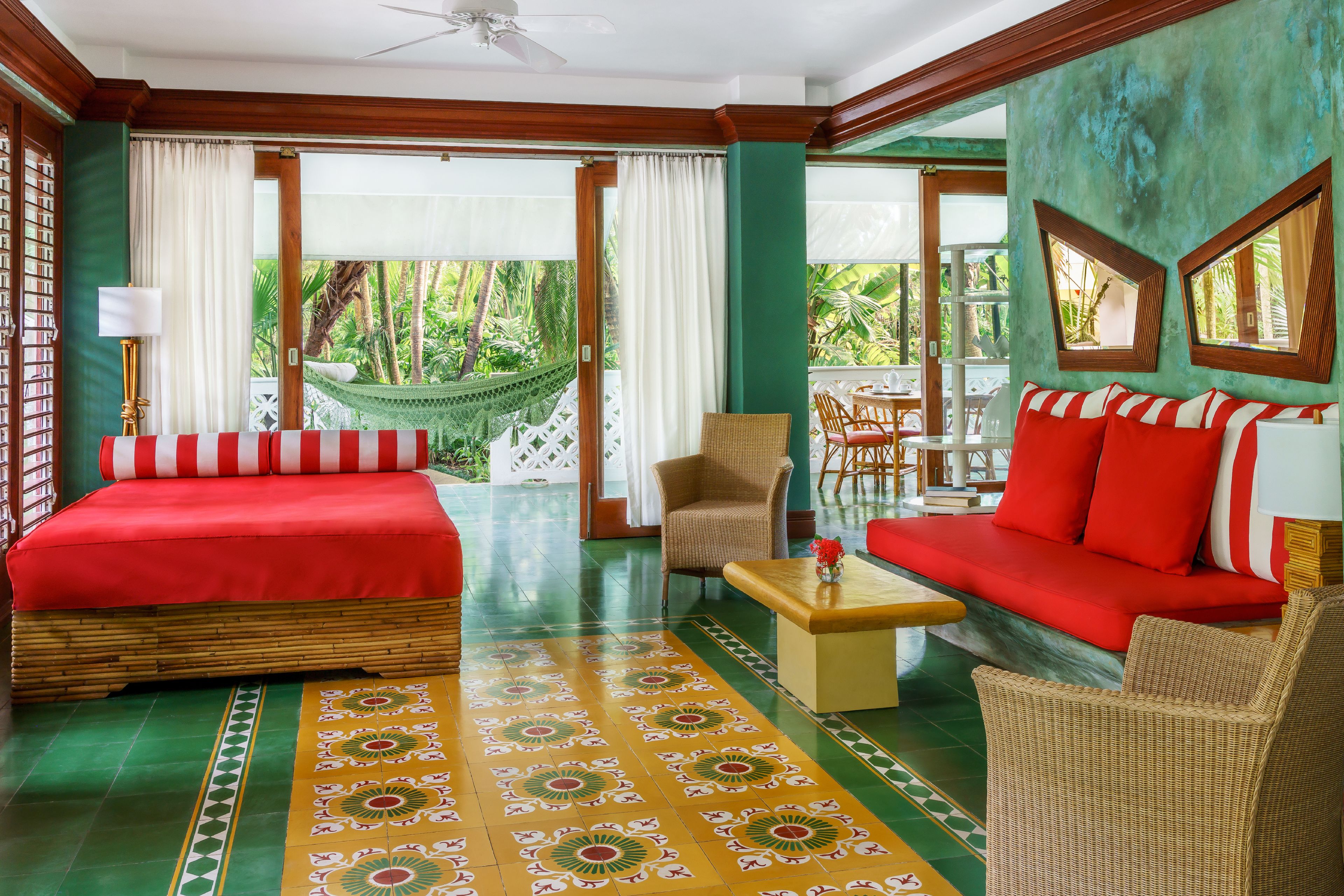 suite, 1 bedroom, garden view | living room | plasma tv, dvd player