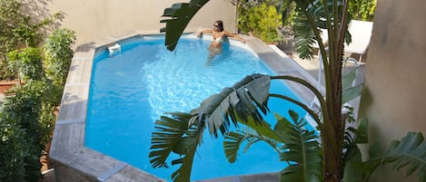 Piscine extérieure, chaises longues