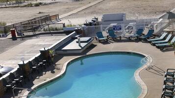 2 piscines extérieures
