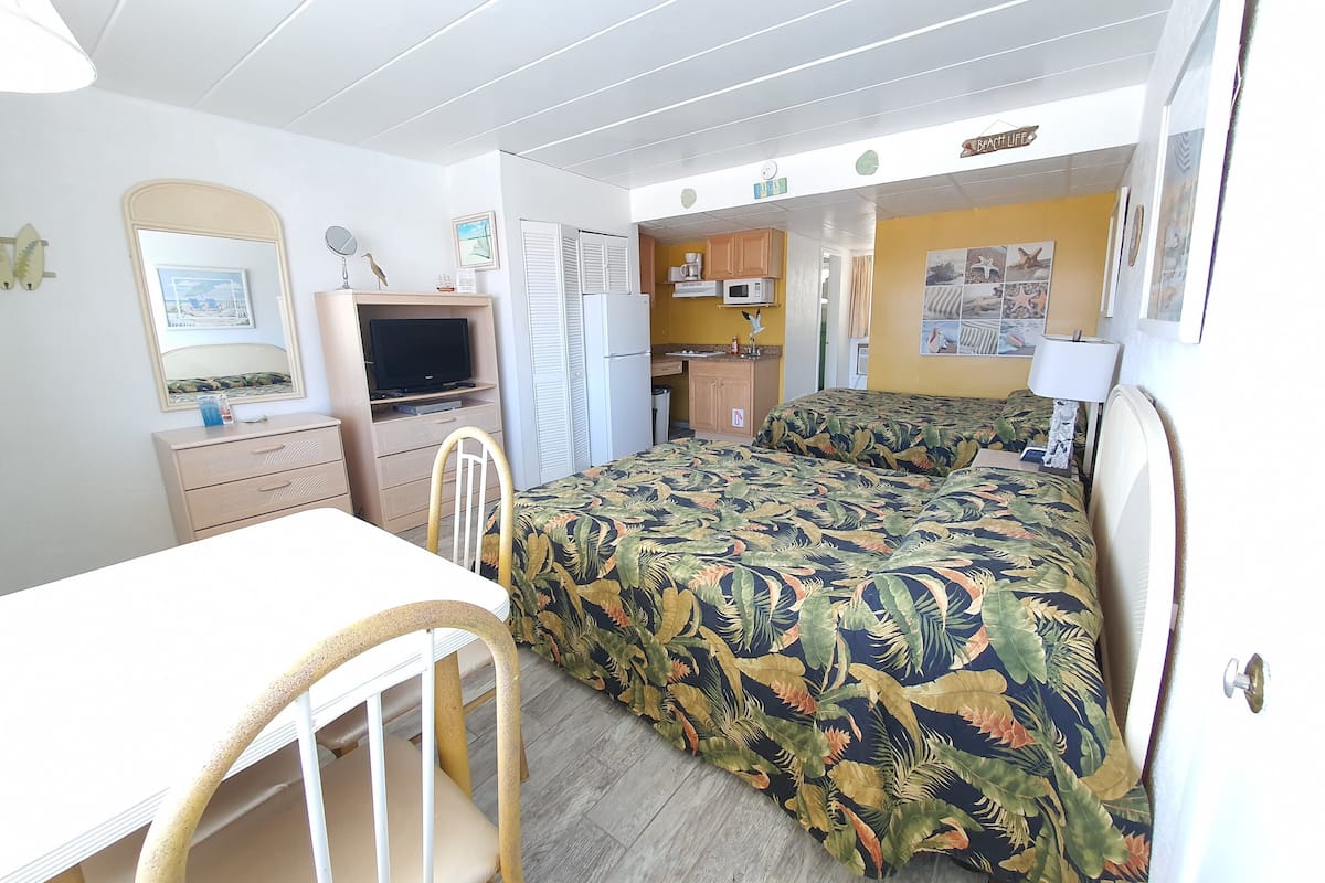 Family Studio Suite, Kitchenette, Pool View | 1 bedroom, individually decorated, individually furnished, free WiFi