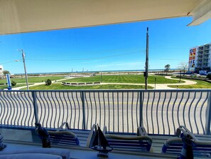 Familie-studiosuite, flere senger, tekjøkken, ved havkanten | Terrasse/patio