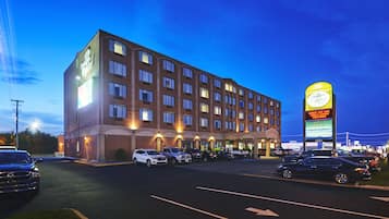 City Hotel offers parking and convenient access to amenities.