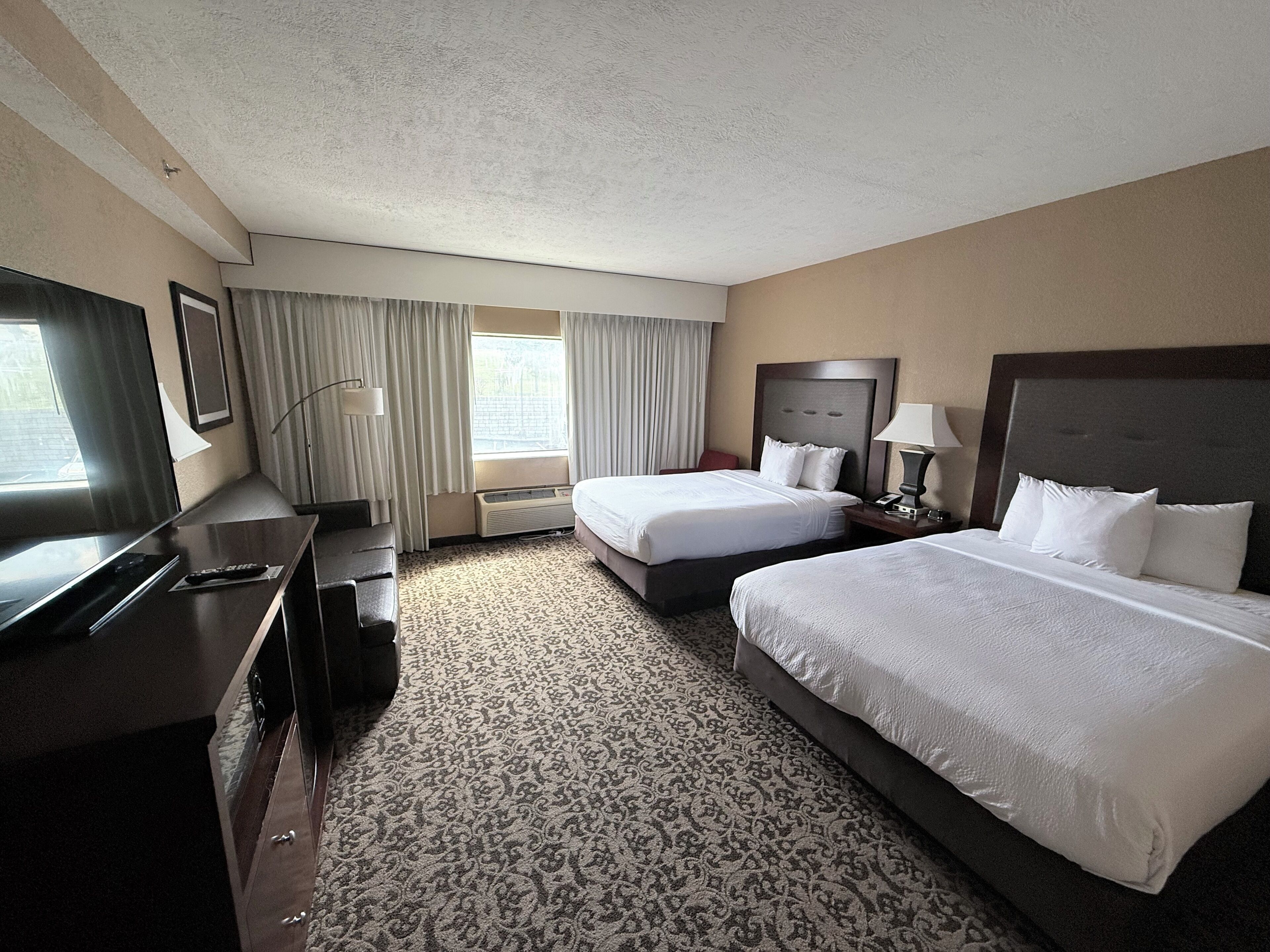 Habitación, 2 camas Queen size (Sleeper Sofa) | Ropa de cama de alta calidad, escritorio y cortinas blackout 