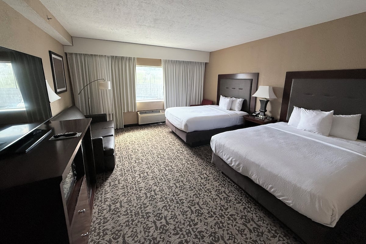 Habitación, 2 camas Queen size (Sleeper Sofa) | Ropa de cama de alta calidad, escritorio y cortinas blackout