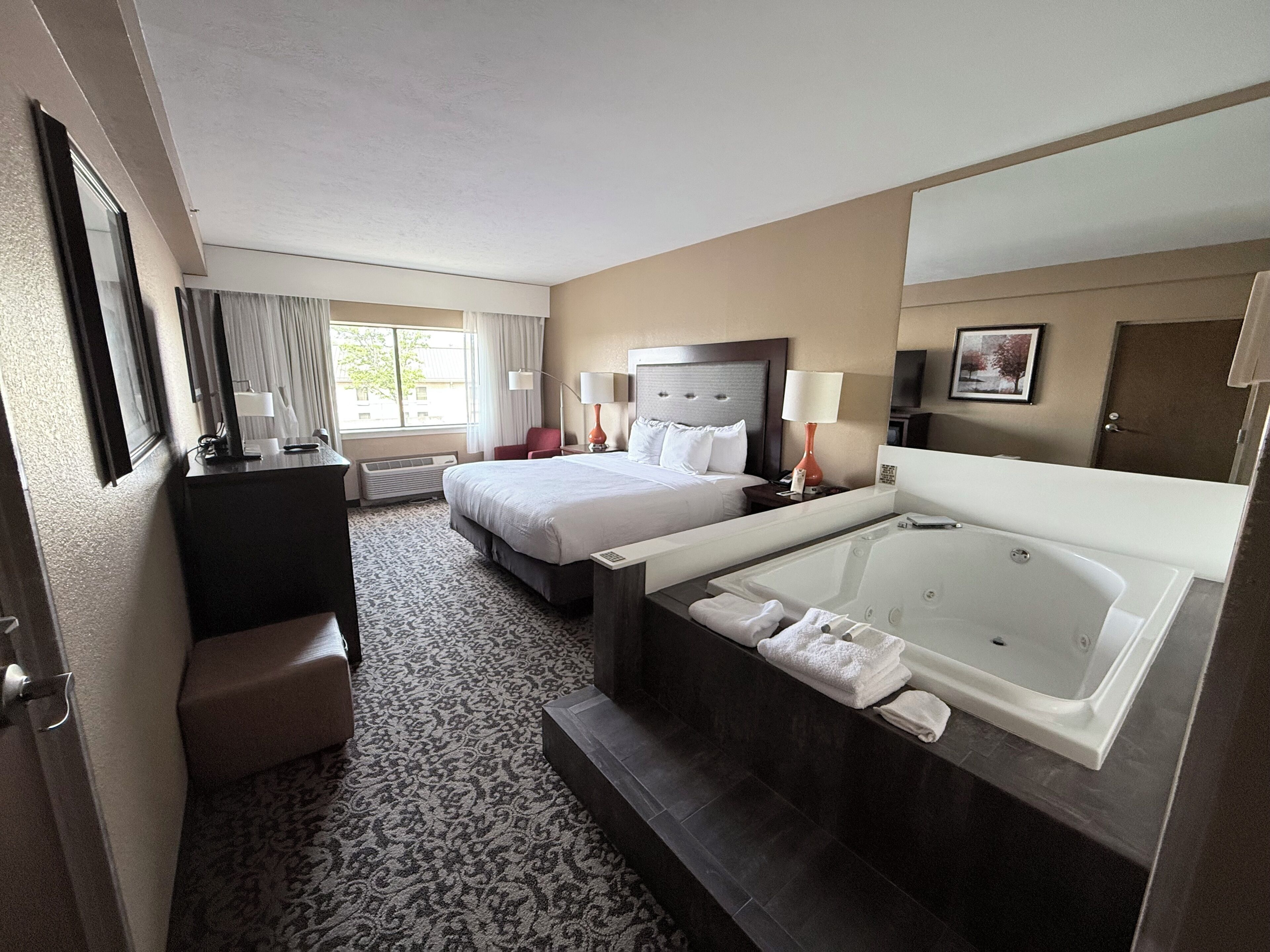 Deluxe-huone, 1 suuri parisänky | Ylelliset vuodevaatteet, työpöytä, pimennysverhot, silitysrauta/-lauta