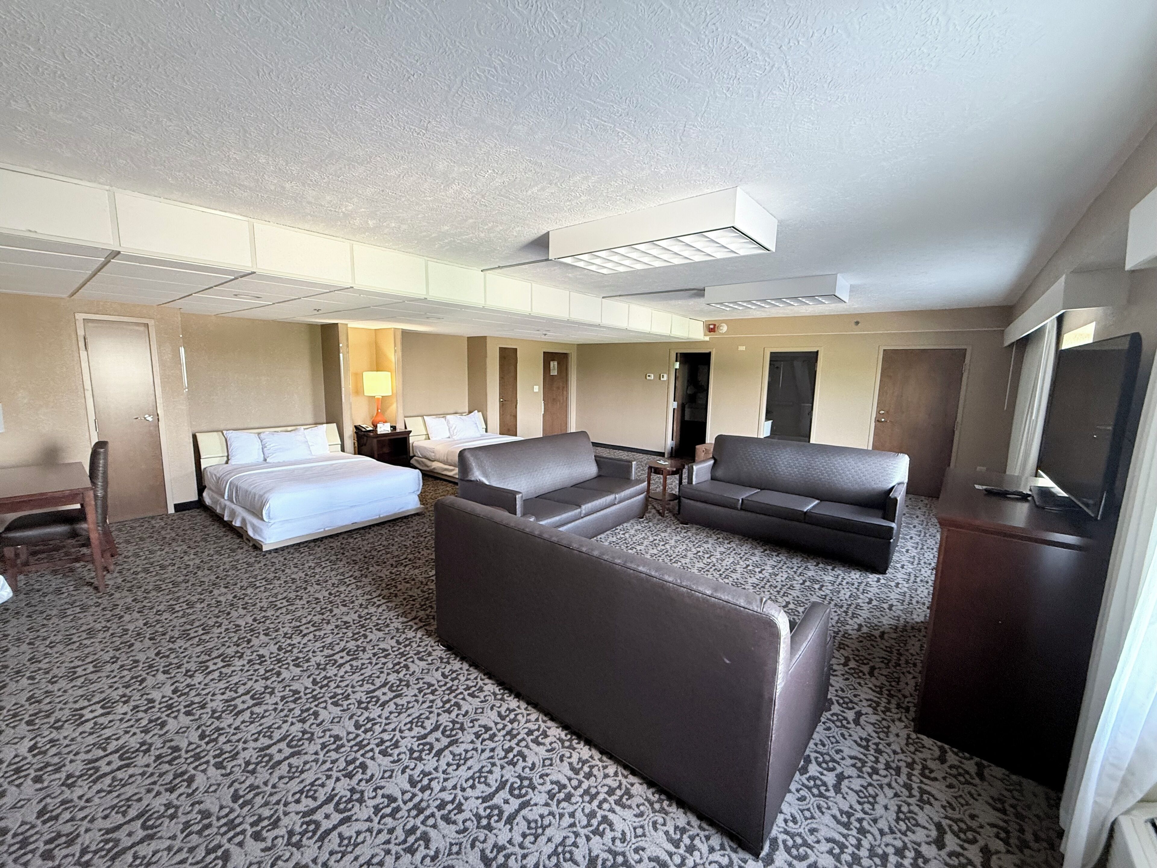 Huone, 2 keskisuurta parisänkyä (Sleeper Sofa) | Ylelliset vuodevaatteet, työpöytä, pimennysverhot, silitysrauta/-lauta