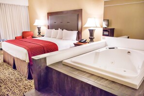 Hochwertige Bettwaren, Schreibtisch, Verdunkelungsvorhänge