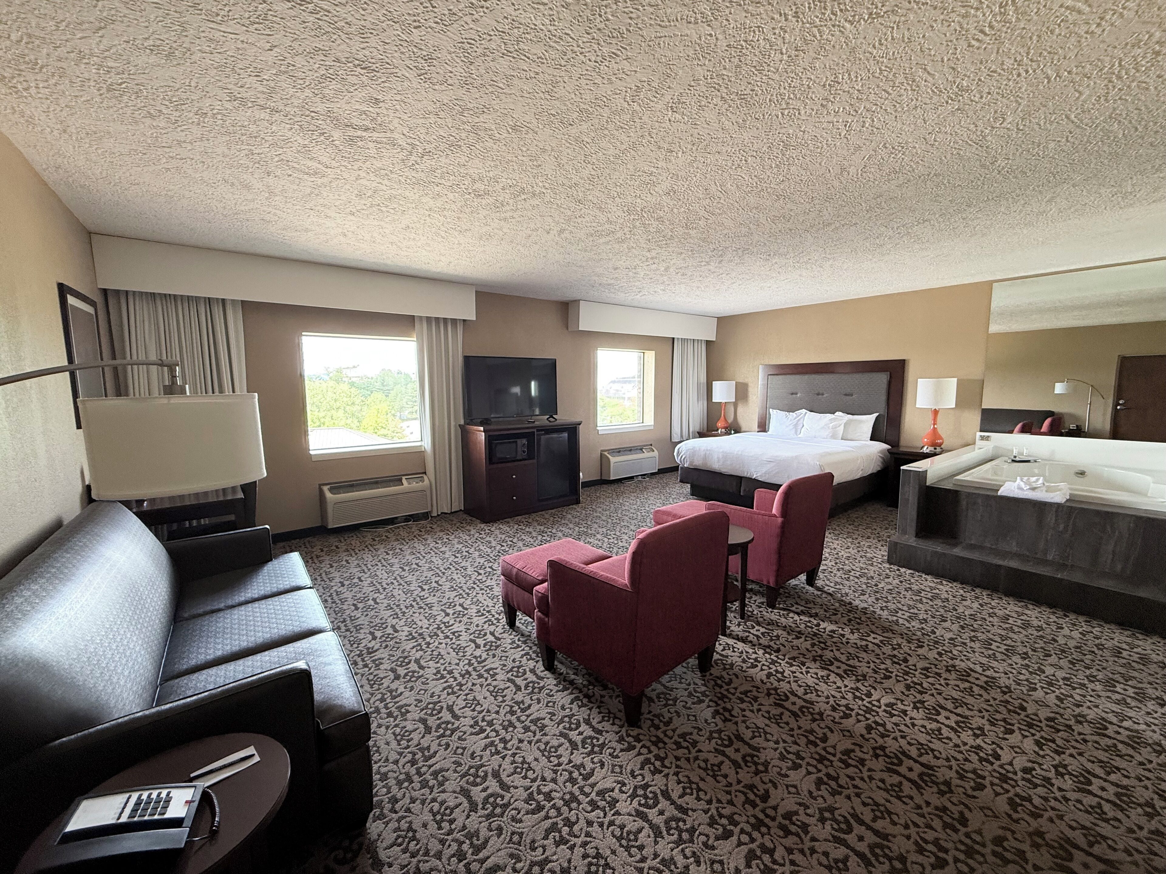 Sviitti, 1 suuri parisänky | Ylelliset vuodevaatteet, työpöytä, pimennysverhot, silitysrauta/-lauta