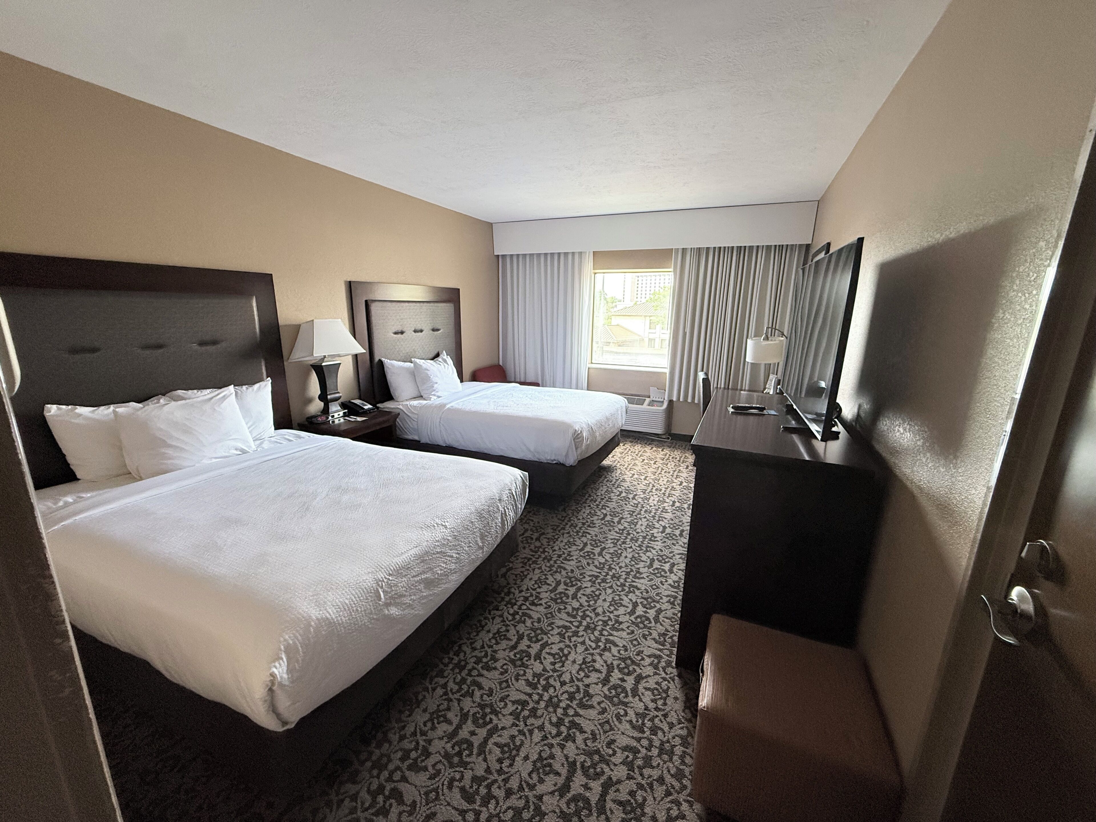 Habitación, 2 camas Queen size | Ropa de cama de alta calidad, escritorio y cortinas blackout 